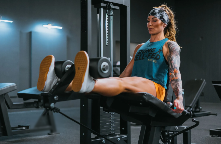 கால் சுருட்டை மற்றும் நீட்டிப்பு இயந்திரத்துடன் பயிற்சி பெறுவது எப்படி?