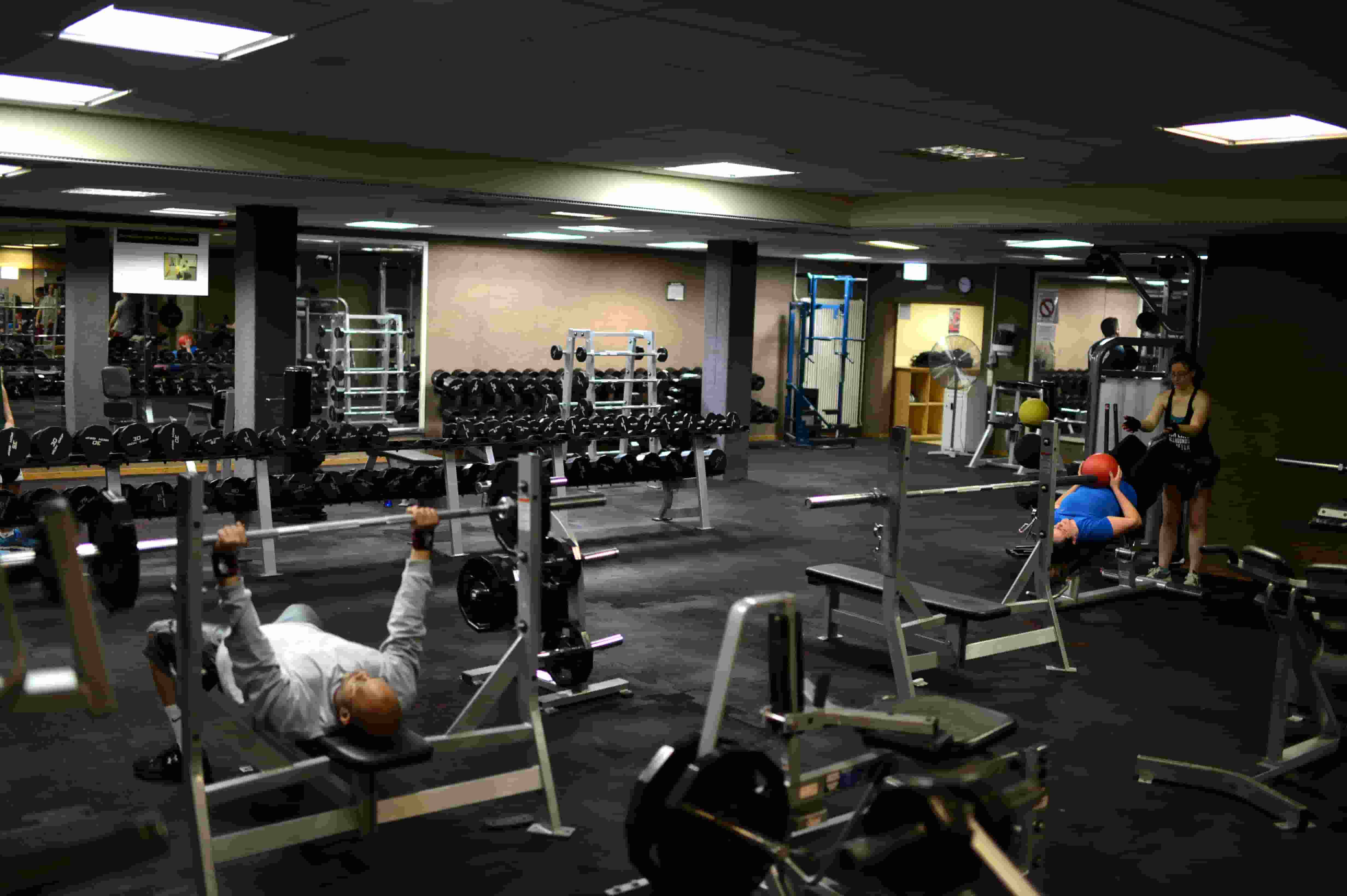 தசையை விரைவாக உருவாக்கவும், சிறந்த உடலமைப்பை அடையவும் உதவும் ஏழு பயிற்சிகள்